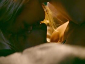 Margot Robbie Blonde , Kissing scene in Focus (2015) 20