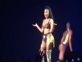 Nicki Minaj in Anaconda (Live) Paris, Zenith 1