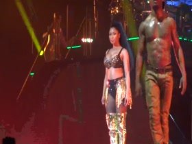 Nicki Minaj in Anaconda (Live) Paris, Zenith 18