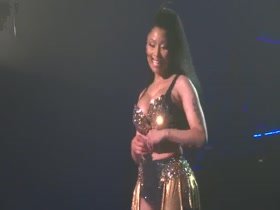 Nicki Minaj in Anaconda (Live) Paris, Zenith 4
