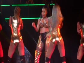 Nicki Minaj in Anaconda (Live) Paris, Zenith 9