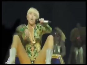 Miley Cyrus: Sexy On Stage 4