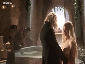 Emilia Clarke Esme Bianco Sahara Knite in Game of Thrones 1