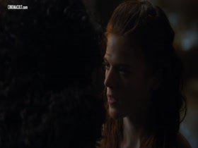 Emilia Clarke & Rose Leslie in Game of Thrones 1