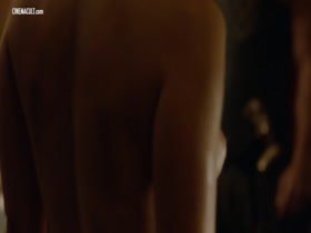 Emilia Clarke & Rose Leslie in Game of Thrones 5