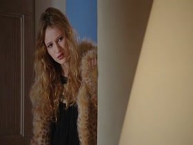 Christa Theret in Le bruit des glacon (2010) 8