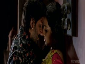 Vidya Balan hot, kissing scene in Ishqiya (2010) 10
