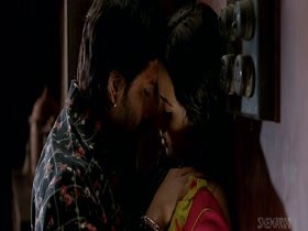 Vidya Balan hot, kissing scene in Ishqiya (2010) 12