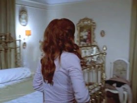 Eva Leon in Los ojos azules de la muñeca rota (1976) 12