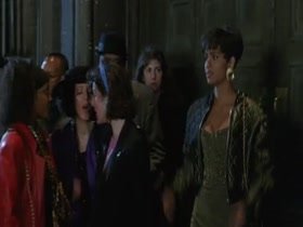 Halle Berry , Anne-Marie Johnson in Strictly Business 12
