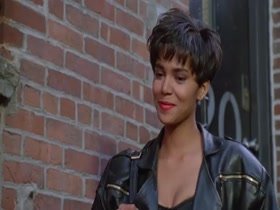 Halle Berry , Anne-Marie Johnson in Strictly Business 18