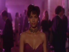 Halle Berry , Anne-Marie Johnson in Strictly Business 7