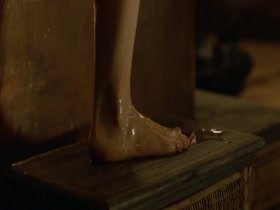Emilia Clarke naked bath 18