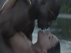 Adriana Ugarte Interracial , Kissing In Palmeras en la nieve (2015) 11