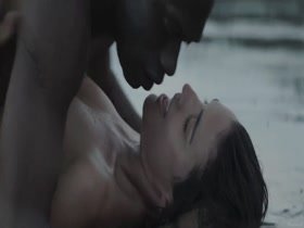 Adriana Ugarte Interracial , Kissing In Palmeras en la nieve (2015) 9