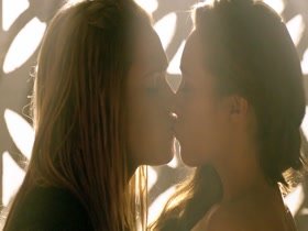 Eliza Taylor & Alycia Debnam-Carey Lesbian in The 100 11