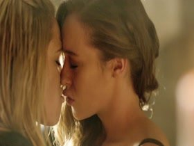 Eliza Taylor & Alycia Debnam-Carey Lesbian in The 100 14