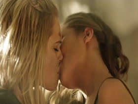 Eliza Taylor & Alycia Debnam-Carey Lesbian in The 100