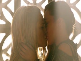 Eliza Taylor & Alycia Debnam-Carey Lesbian in The 100 3