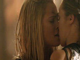 Eliza Taylor & Alycia Debnam-Carey Lesbian in The 100 6