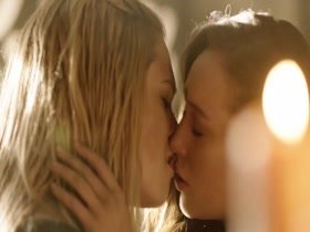 Eliza Taylor & Alycia Debnam-Carey Lesbian in The 100 9