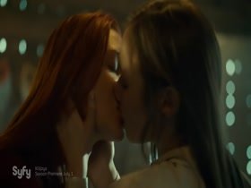 Dominique Provost-Chalkley & Katherine Barrell kissing, Lesbian in Wynonna Earp 14