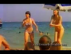 Agnes Soral Topless , Bikini In Un Moment DE garement 6