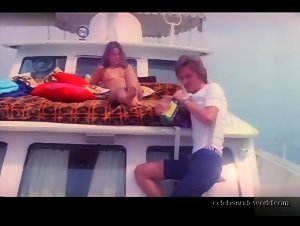 Elizabeth Turner , Silvia Dionisio Outdoor , Vintage in Una ondata di piacere (1975) 4