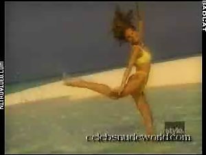 Heidi Klum Wet Shirt , Bikini in Sports Illustrated Swimsuit Collection (1998) 3