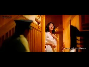 Teresa Cheung Brunette , boobs scene in Toh sik (2004) 2