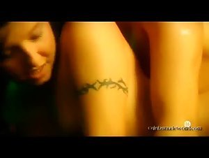 Tiffany Hopkins Hot , Tattoo in Pretes a tout (2005) 3