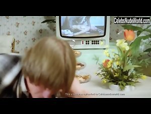 Brigitte Lahaie Kitchen , Orgasm in Sechs Schwedinnen von der Tankstelle (1980) 8