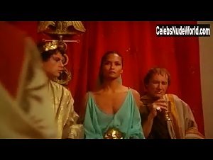 Laura Gemser , Laura Levi , Pauline Teutscher in Caligola: La storia mai raccontata (1982) 18