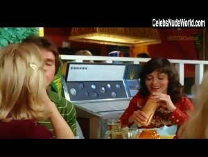 Jo Johnston Kissing , Explicit in Swinging Cheerleaders (1974) 8