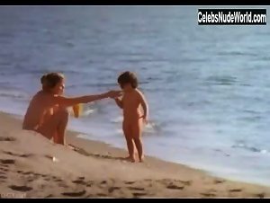 Abigail Clayton Nude , Beach in Ciao maschio (1978) 10