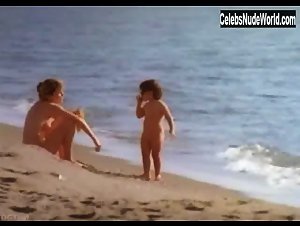 Abigail Clayton Nude , Beach in Ciao maschio (1978) 11