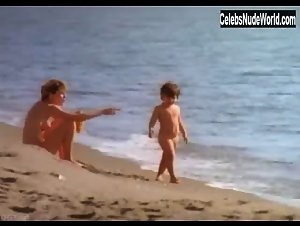 Abigail Clayton Nude , Beach in Ciao maschio (1978) 12