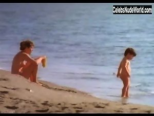 Abigail Clayton Nude , Beach in Ciao maschio (1978) 14