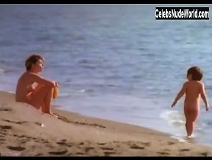 Abigail Clayton Nude , Beach in Ciao maschio (1978) 19