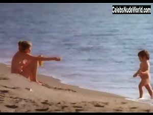 Abigail Clayton Nude , Beach in Ciao maschio (1978) 7