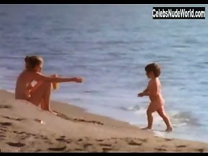 Abigail Clayton Nude , Beach in Ciao maschio (1978) 8