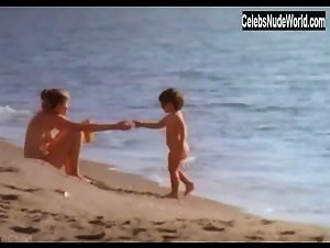 Abigail Clayton Nude , Beach in Ciao maschio (1978) 9