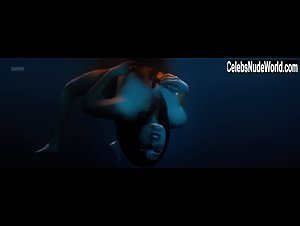 Callie Hernandez in Under the Silver Lake (2018) 19