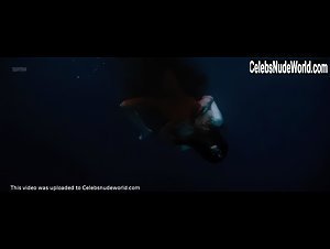 Callie Hernandez in Under the Silver Lake (2018) 20