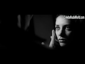 Sheila Vand in A Girl Walks Home Alone at Night (2014) 1