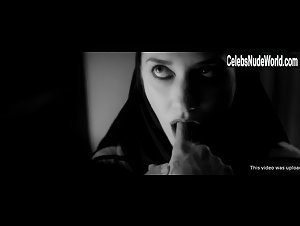 Sheila Vand in A Girl Walks Home Alone at Night (2014) 12
