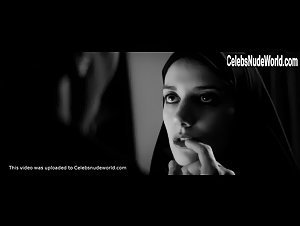 Sheila Vand in A Girl Walks Home Alone at Night (2014) 5