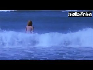 Sophie Quinton Beach , Butt scene in Avril (2006) 19
