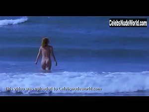 Sophie Quinton Beach , Butt scene in Avril (2006) 20