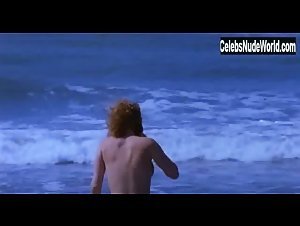 Sophie Quinton Beach , Butt scene in Avril (2006) 5